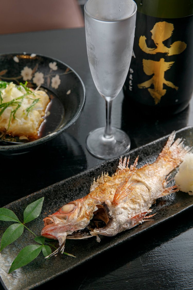 のどぐろの塩焼き1518円、 自家製の揚げ出し豆腐649円。山本 黒 純吟935円。