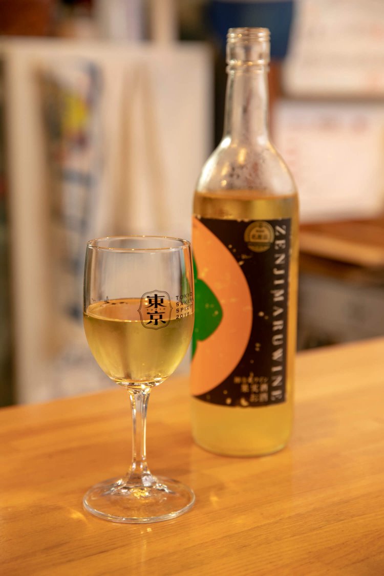 町田産の禅寺丸柿の果汁を加えた禅寺丸柿ワイン400円。