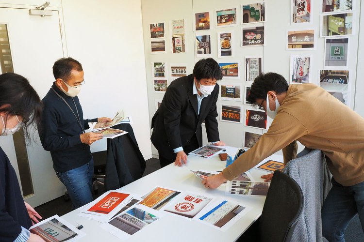 選考会の様子。力作ばかりで悩みまくる審査員一同。