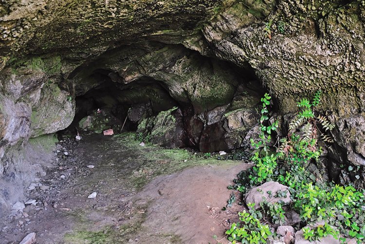 毘沙門洞窟の内部。弥生時代の住居跡、あるいは埋葬場所ともいわれるが真偽のほどは不明。ちょっと不気味な場所でもある。