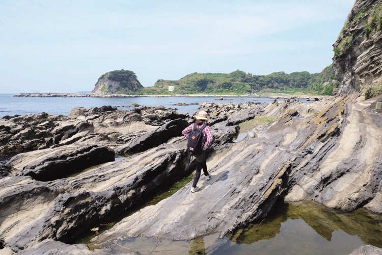 荒崎海岸と同様に、この海際も凝灰岩と砂岩の層が、長い時間による浸食で特異な岩礁を形づくっている。