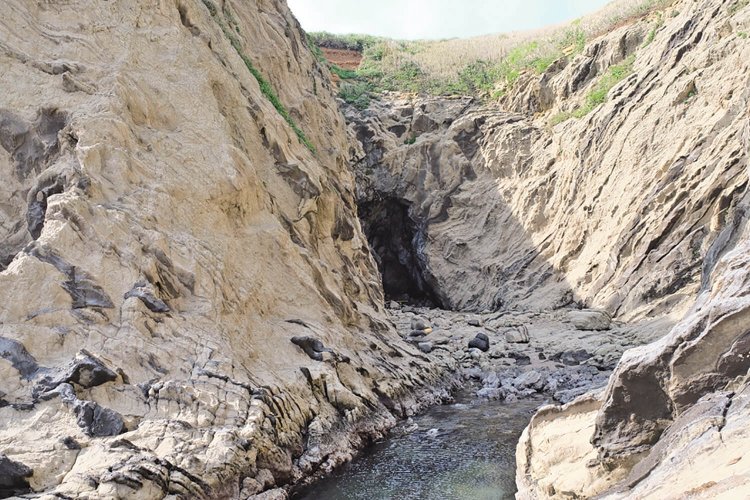 盗人狩の奥に海蝕洞がある。逃げてきた盗賊が崖の端に追い詰められると足がすくんで動けなくなり、簡単に捕まったことから。