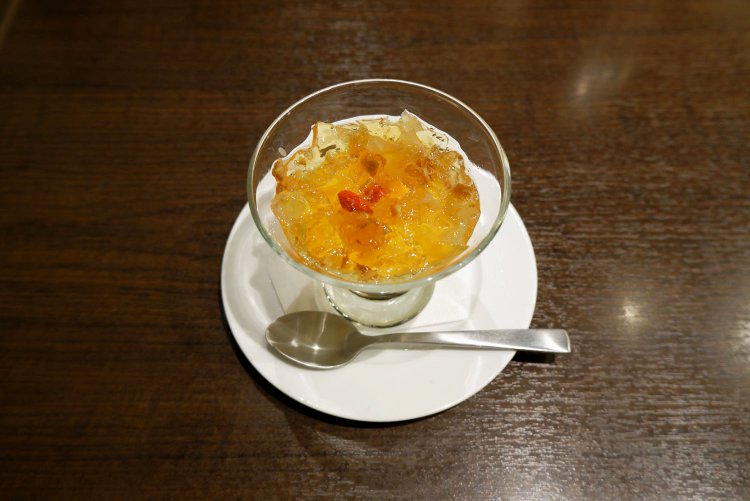 杏仁豆腐の蜂蜜ジュレ添え363円。