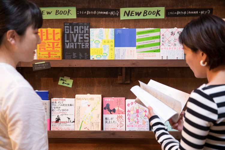 『早春書店』の新刊棚は、コメカさん（下田さん）のパートナーが選書を担当している。