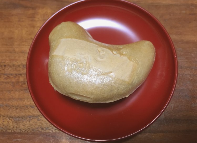 都鳥をかたどった「言問最中」。（言問団子／2019年）