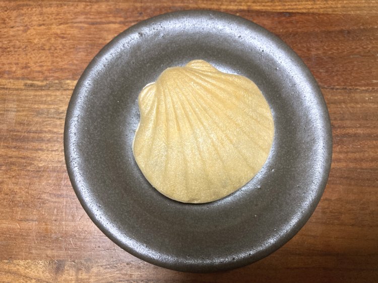 鳥取の「かにと貝最中」・貝もなか。（倉吉舎／2020年）