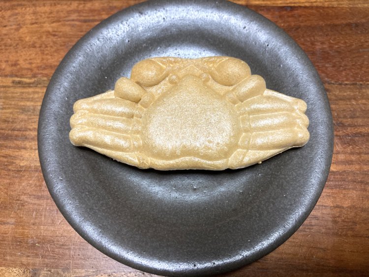 鳥取の「かにと貝最中」・かにもなか。（倉吉舎／2020年）