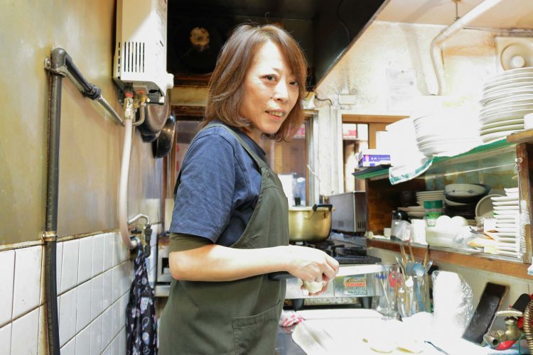 店長の松永ひとみさん。気っ風がよく、誰からも好かれている。