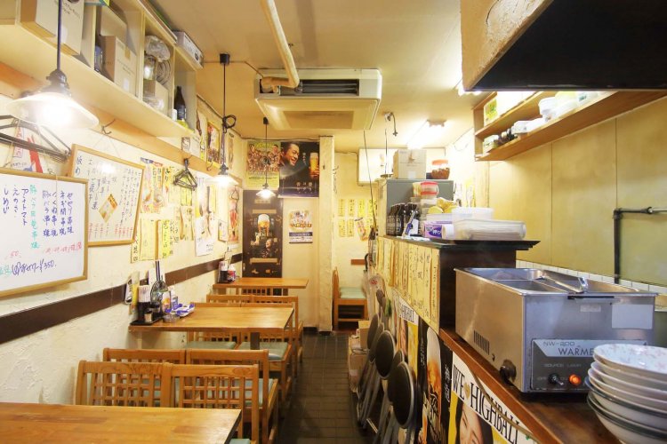 テーブル4卓の小じんまりとした店で立ち飲み屋の雰囲気が残る。