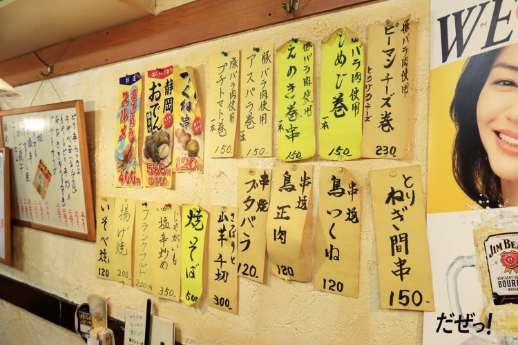 壁の品書きは常連が作ってくれたもの。写真入りの品書きもある。