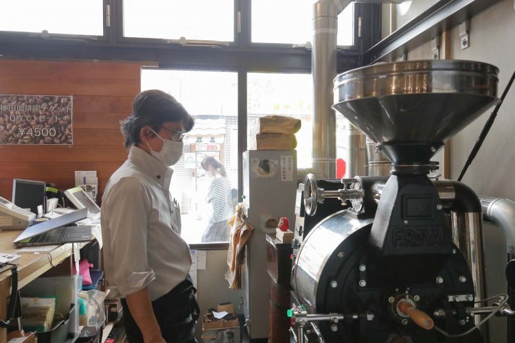 リニューアルを機会に、新たなガス釜直火式焙煎機を導入した。