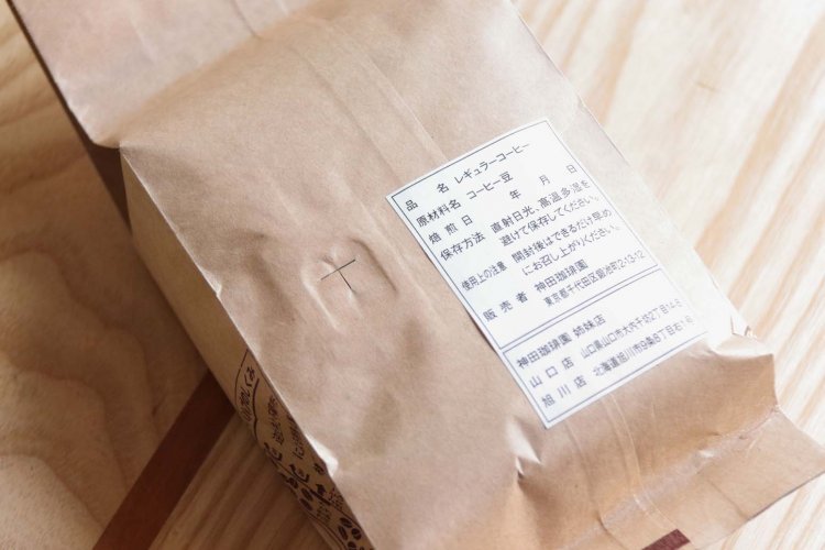 豆袋の裏面、ラベルの横に二酸化炭素を排出し、酸素の侵入を防ぐ窓がある。