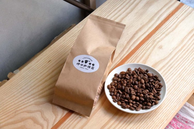 テイクアウトのコーヒー豆（100g）500円～。5の付く「豆の日」は15％割引になる。