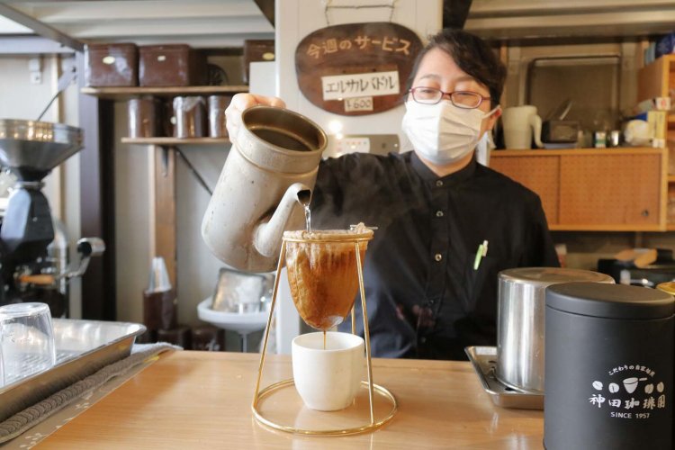 ネルドリップは手間暇を要するが、雑味を抑えたコーヒーが抽出できる。