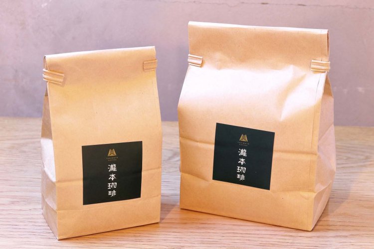 テイクアウトの豆は瀧本珈琲ブレンド（100ｇ）640円。店主おすすめのコーヒー（100ｇ）600円～など。