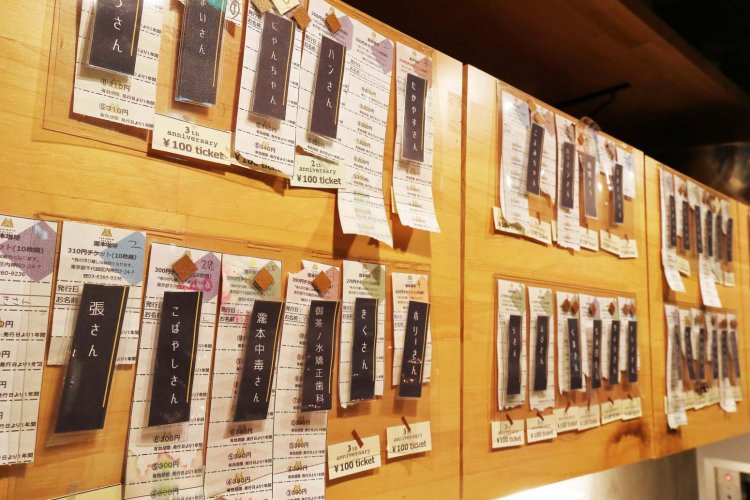 棚の扉に常連のコーヒーチケット。1杯×10枚つづりで2650円。