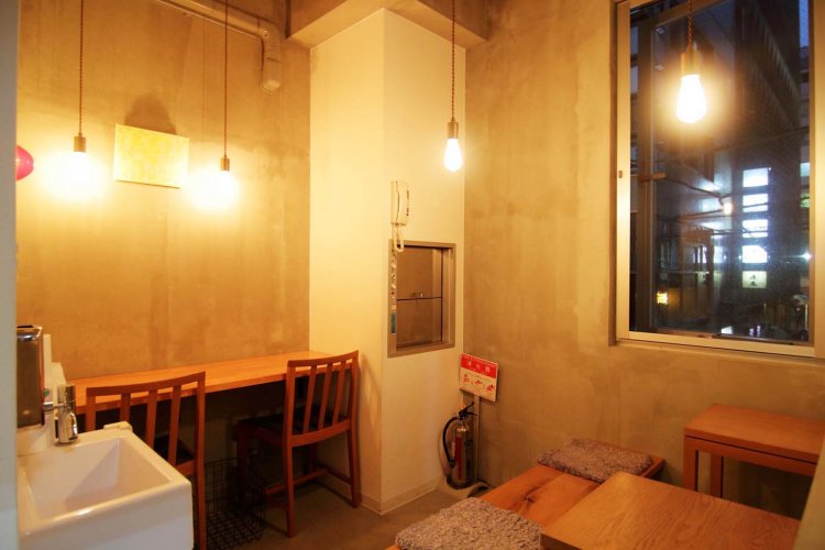 2階のイートイン。4席ほどの広さで隠れ家のよう雰囲気がある。