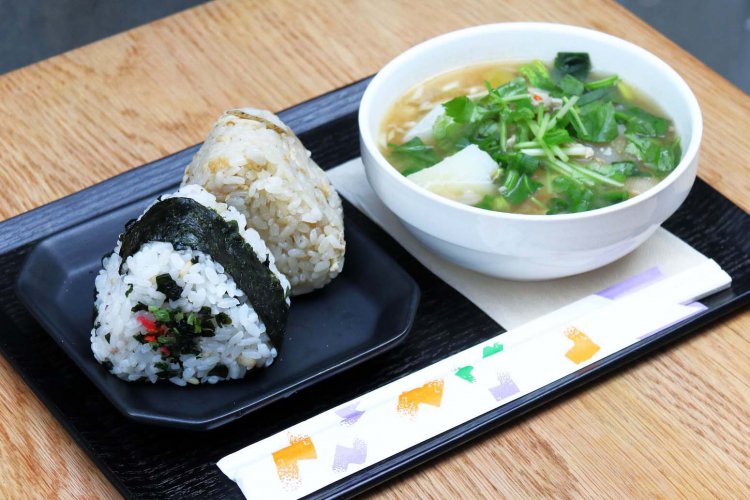 こむすびセット340円。お得な瀧本珈琲ブレンド付き580円もある。