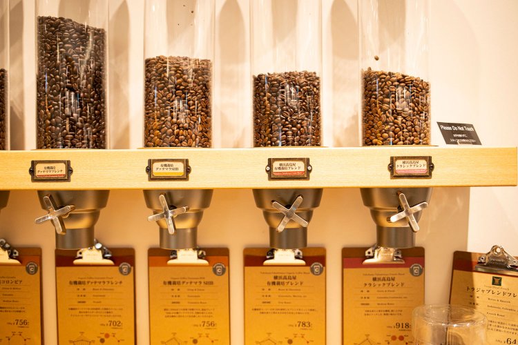 蛇口をひねると豆が出る量り売り機。