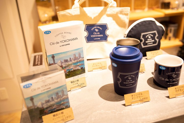 「横浜の朝ブレンド」にはクリアボックス入り1080円、ブック型2160円も。パッケージのイラストは日展にも出展する大渕繁樹画伯による描き下ろし。