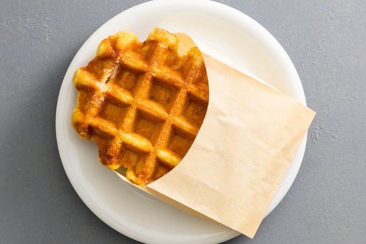 ハンドドリップコーヒー（テイクアウト）486円〜。リエージュワッフル プレーン（テイクアウト）432円。