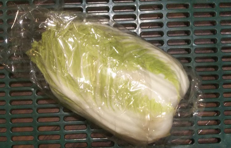 食べ物を粗末にするのはいかがなものかとは思うが、「白菜食らいやがれ！」と叫んで、イヤな奴に投げつけたら気持ちいいだろーなー。