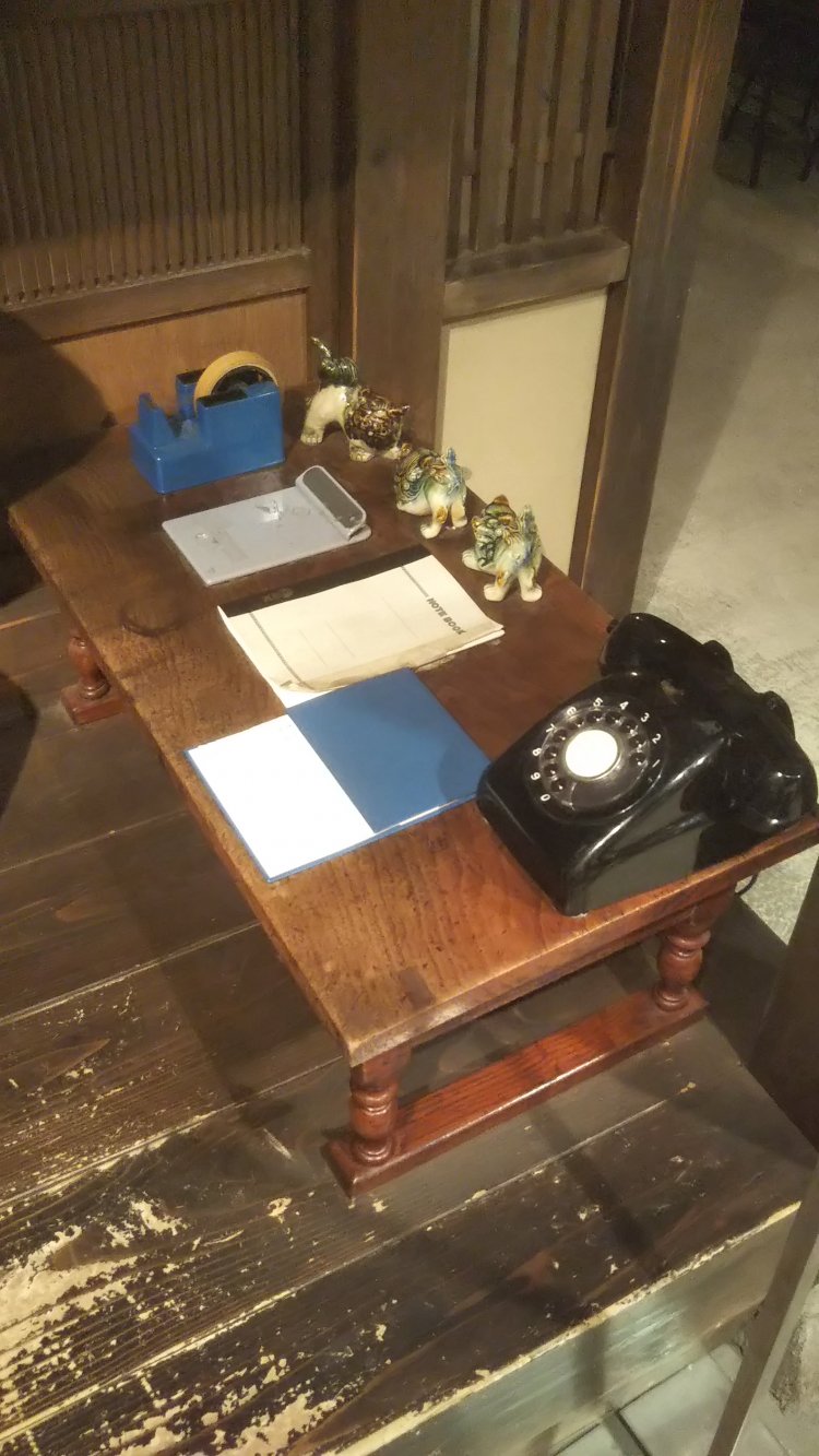 リリーからの電話を心待ちにする寅さんをタコ社長がからかうところからバトルに発展（「葛飾柴又寅さん記念館」）。