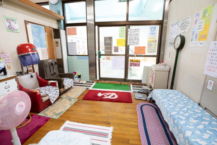 女湯の脱衣所は暖かい色調でまとめられたレトロな雰囲気。