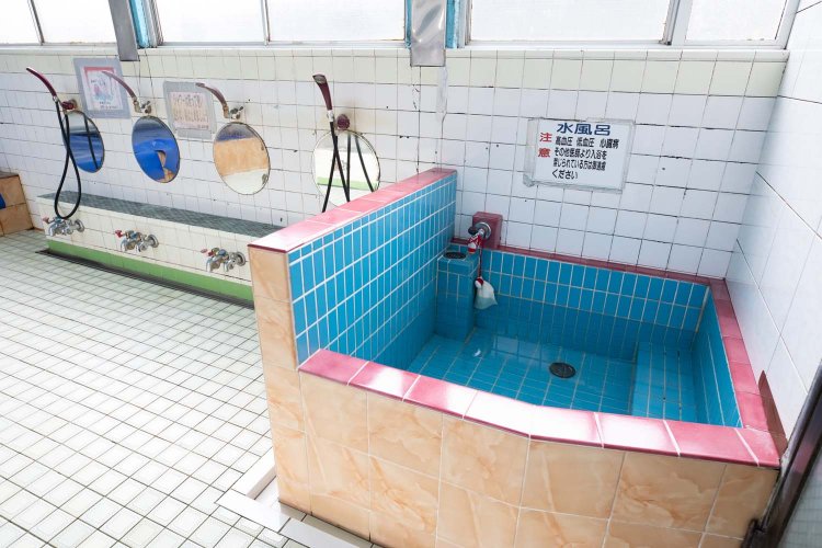 水風呂の水は常温の水道水なので、冷たすぎない。