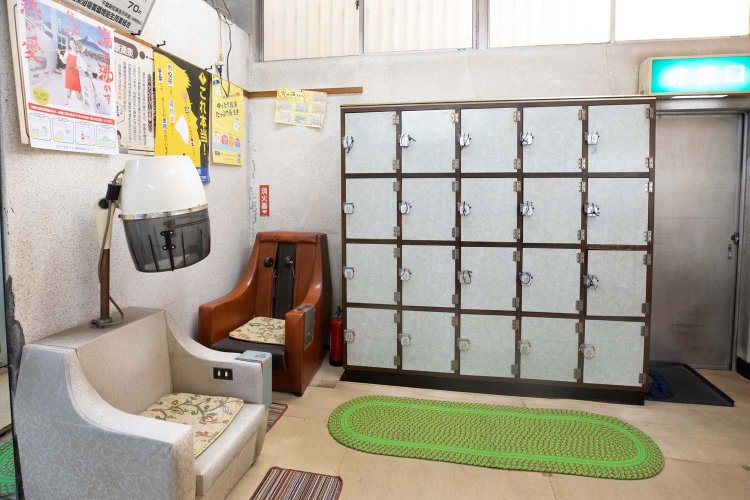 昔の美容室のような、おかまを被って髪を乾かすドライヤーがある。