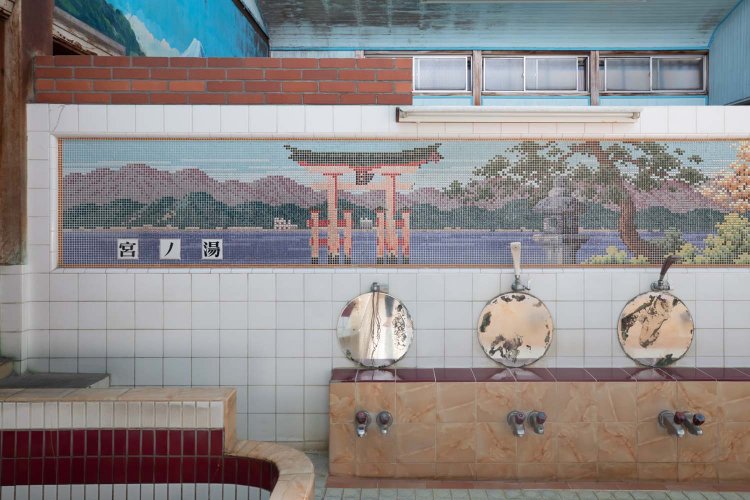 男湯のシャワーの上にあるドット状のタイル絵。