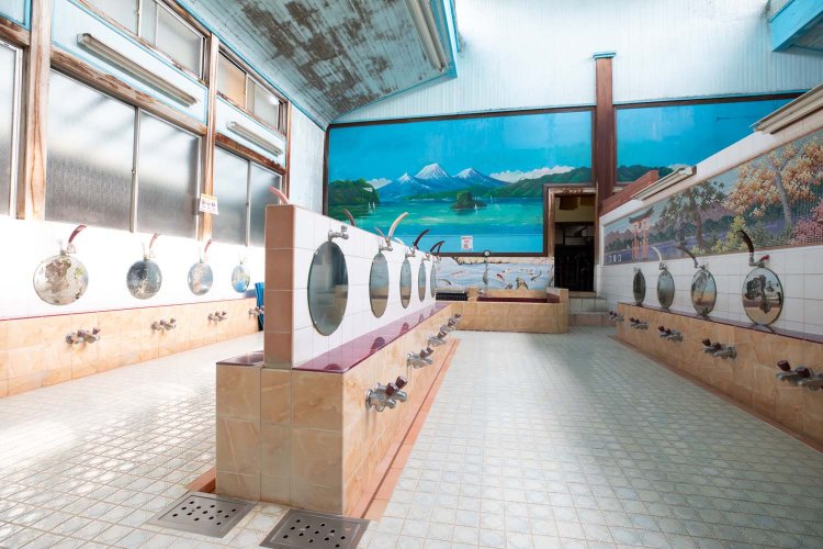 男湯の浴室。すみずみまでピカピカに磨かれ、天井が高く、外光が入るので明るい。