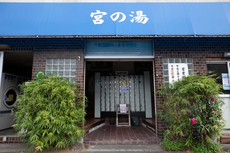 入り口は小さいが中に入ると明るく広々としている。玄関正面に傘を入れる細長いロッカーが見える。