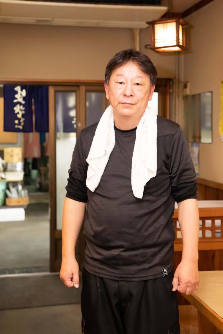 店主の齊藤隆宏さん。来年には還暦を迎えるとは思えない若々しさ。