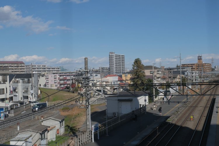 安比奈線起点となる、西武新宿線南大塚駅。安比奈線は写真左側のカーブしている空き地。