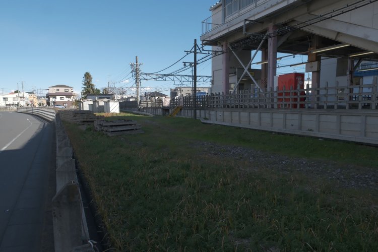 南大塚駅の北側。以前はレールが敷かれていたが、すでに撤去されている。