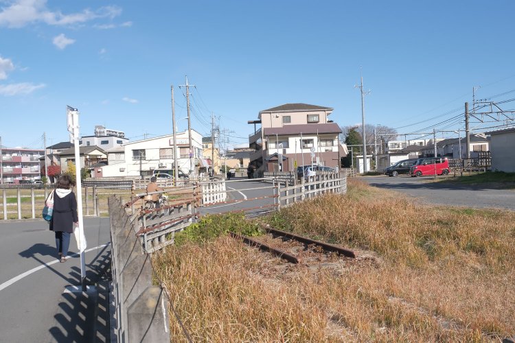 駅構内北側外れの道路部分にレールが残っていた。