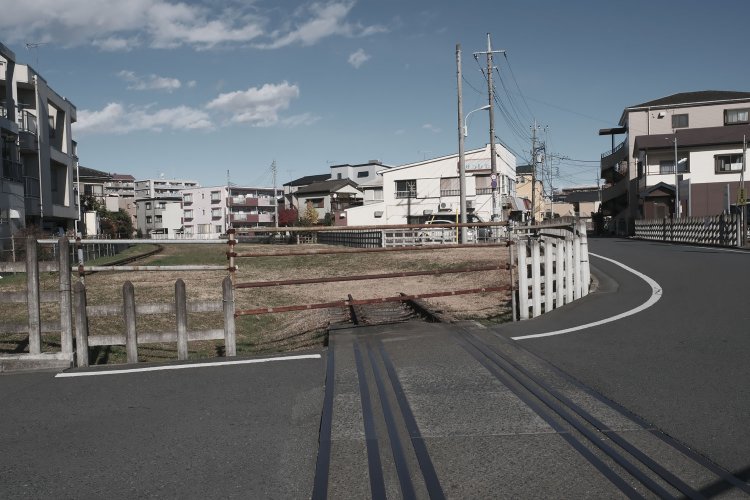 左端にあった安比奈線の架線柱が撤去され、レールも１本のみとなっていた。