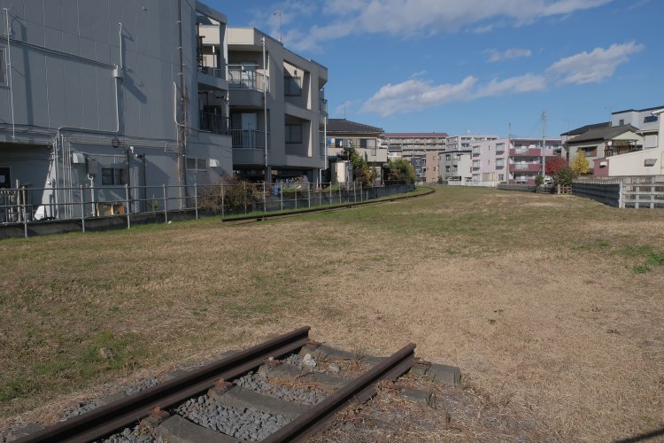 この踏切のレールと安比奈線とは、元々つながっていなかったようだ。