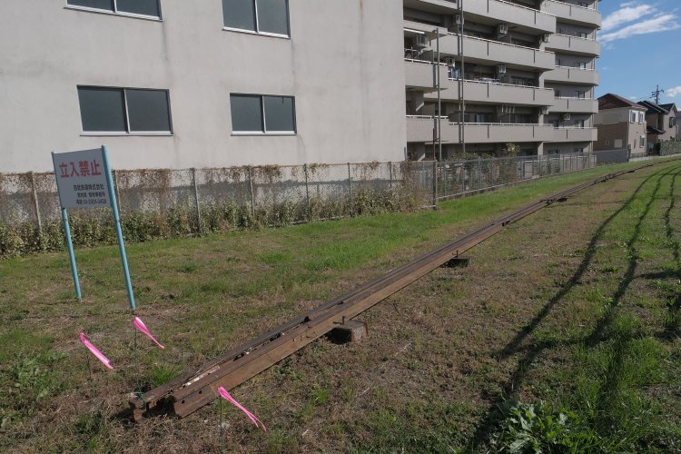 国道16号線との交差地点から。ここまでレールは束にされている。