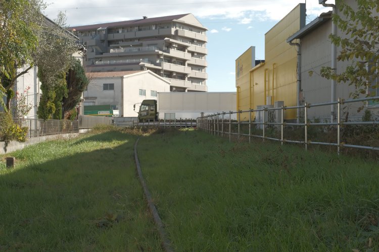 国道16号線を境にしてレールは2本となっている。