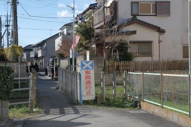 住宅地の路地裏。不自然に狭く成っている怪しいエリア。
