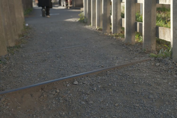 レールがわずかに地面から出ている。つまづきそうだけど残されている。