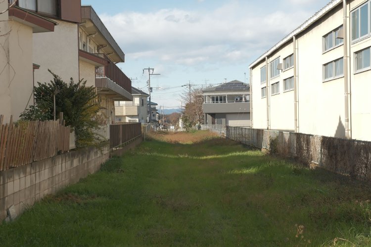 小踏切の先の安比奈線は住宅地を貫いている。