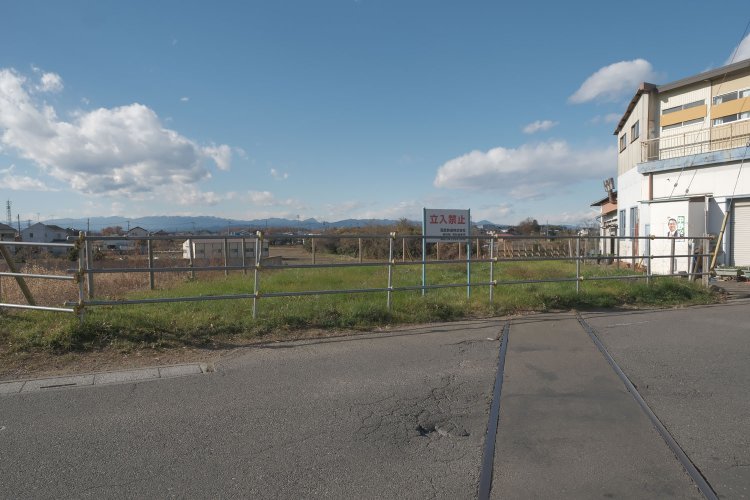 住宅が途切れると目の前は窪地になっていた。