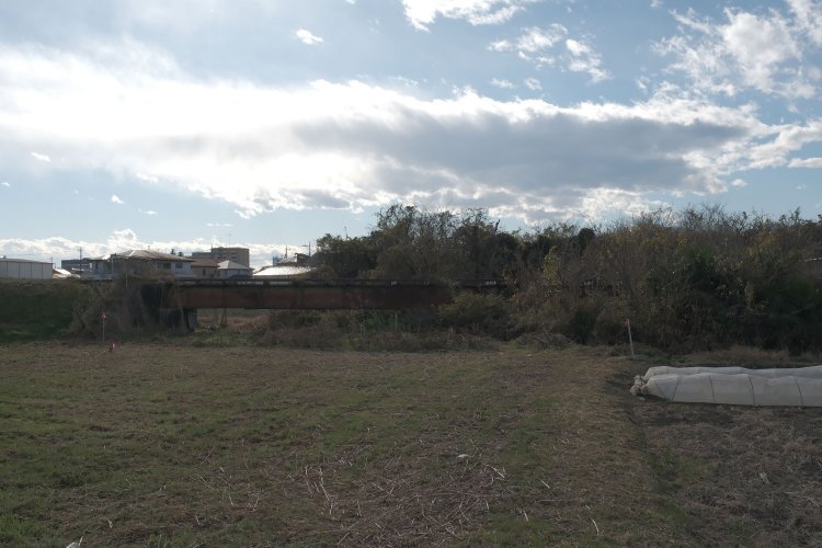 葛川橋梁。橋桁は健在だ。右側の桁はブッシュに隠れて判別しにくい。