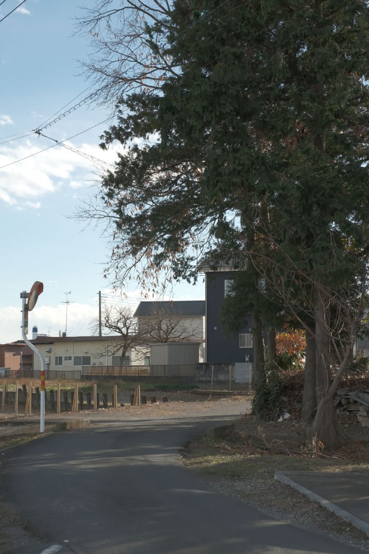 小道にある踏切跡。列車が来るとしたらこう狙うなと思って撮る。小道の先に廃線跡。