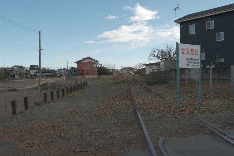 立入禁止看板があるものの、低い柵、土に還りそうな線路。萌えるシーンだ。