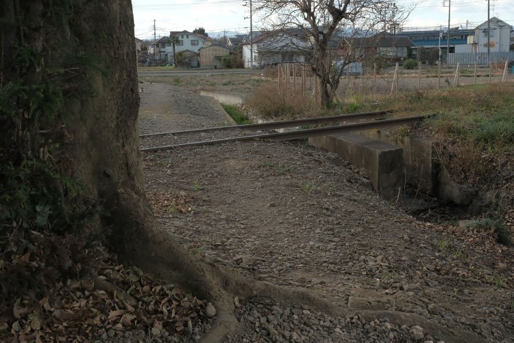 枕木が無くなって宙ぶらりんとなったレール。良い。じつに良い。