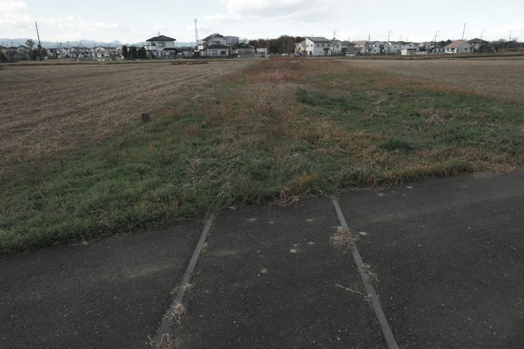 畑の畔と同化してしまった線路敷。